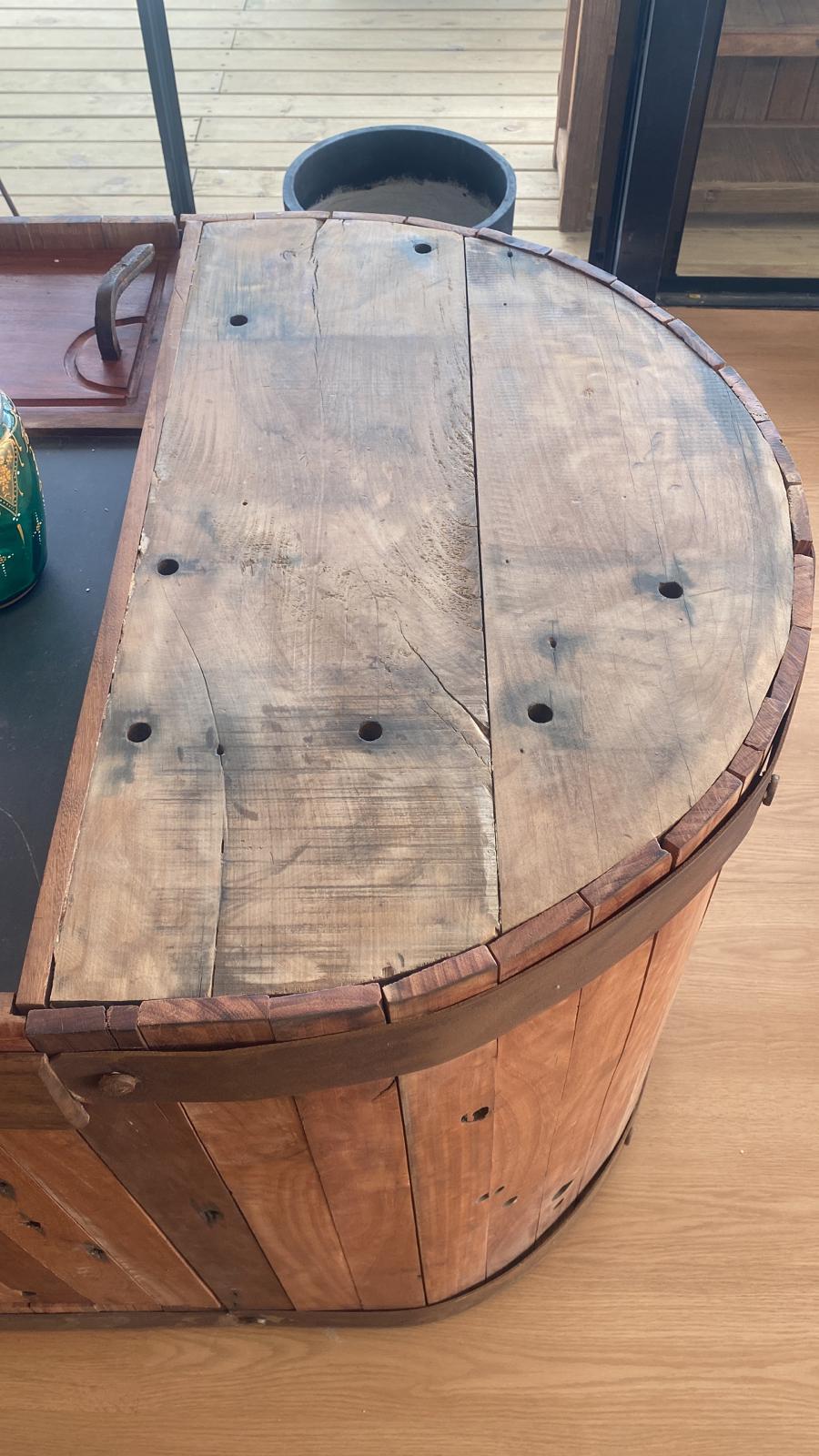 Detalle de las vetas, uniones y herrajes de una isla de madera